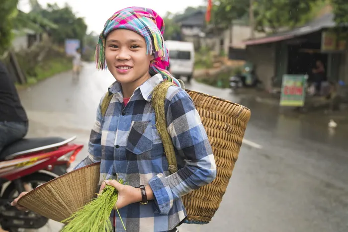 一位女士背着柳条背包的照片