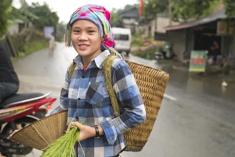 一位女士背着柳条背包的照片