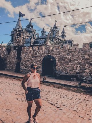 站在城堡附近微笑的女人