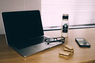 桌子，artsy，咖啡，macbook，苹果，眼镜，时髦，饼干