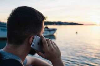 在海边，人们手里拿着手机