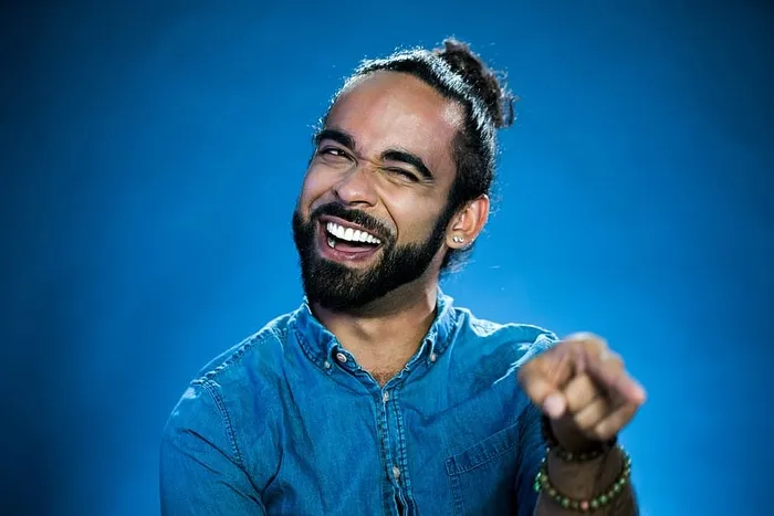 快乐好玩的年轻人照片