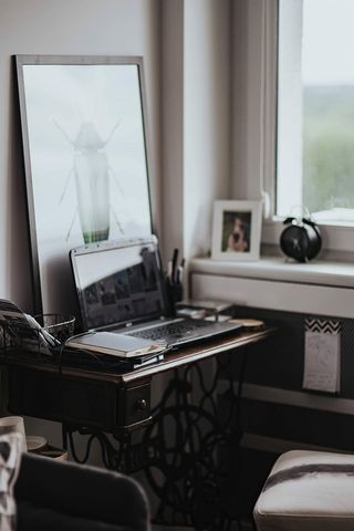 办公桌上有笔记本电脑和笔记本电脑的工作场所