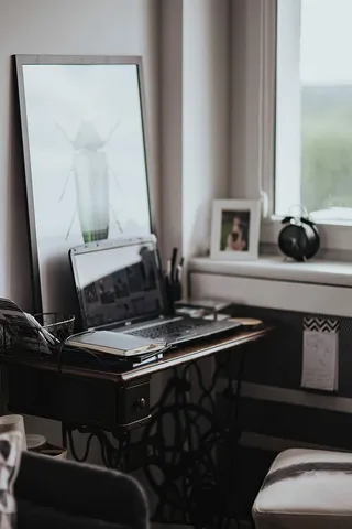 办公桌上有笔记本电脑和笔记本电脑的工作场所