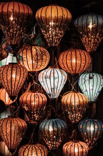 棕色和白色印花灯笼