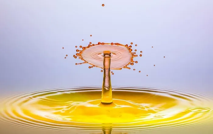 橙色水滴，滴水，水滴，水滴，液体，hochspringender高滴，湿，宏观