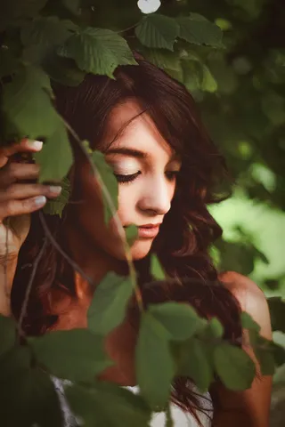 树下女人的选择性聚焦