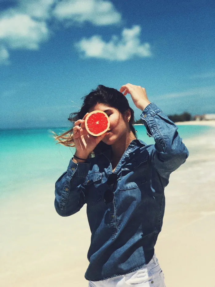 拿着葡萄柚的女人