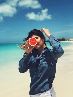 拿着葡萄柚的女人