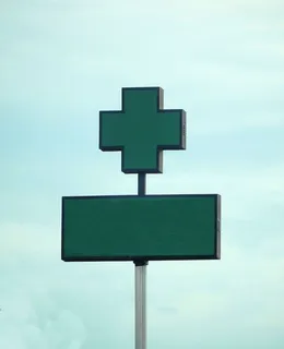天空背景下的空白医院绿色十字标志 天空背景下的空白医院绿色十字标志