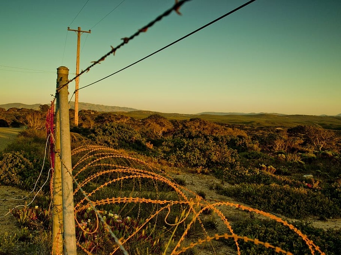 美国，蒙特利县，奥德堡国家纪念碑，山脉，丘陵，*海岸，日落，铁丝网