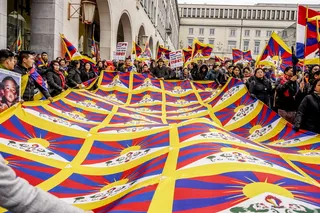 人们举着一面大旗