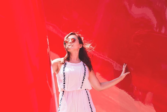 风吹头发上的女人照片