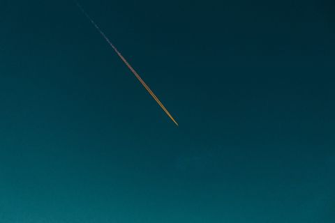 白天飞行飞机的高角度照片