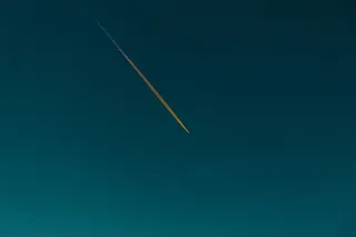 白天飞行飞机的高角度照片