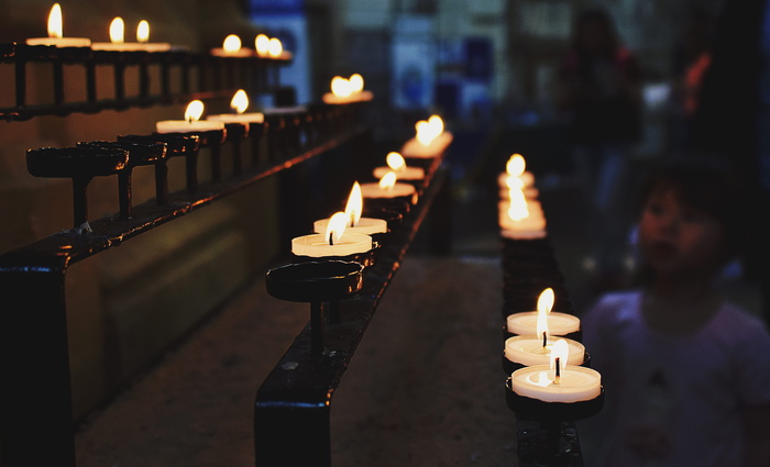夜间点燃的白色 Tealight 蜡烛