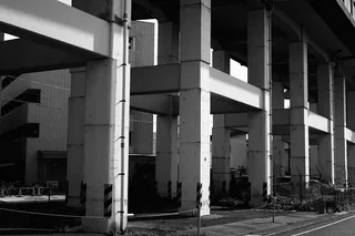 建筑物灰度照片