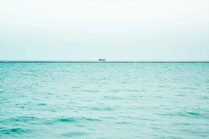 身体，水上摄影，船，海，白天，海，水，地平线