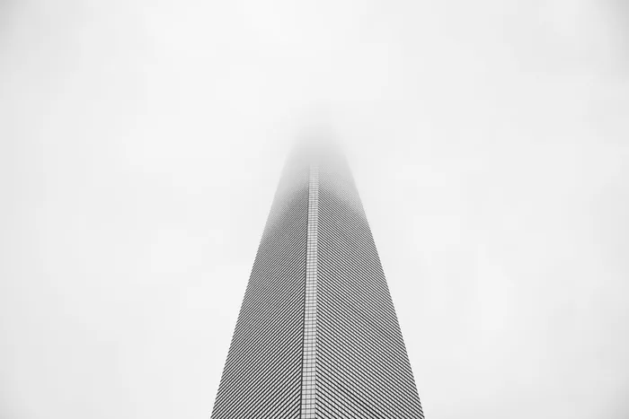 灰色建筑的低角度摄影