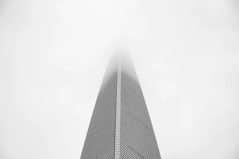 灰色建筑的低角度摄影 灰色建筑的低角度摄影