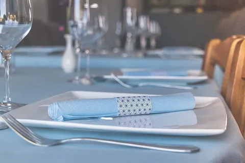 白色，陶瓷，盘子，旁边，不锈钢，钢叉，常规，偶然