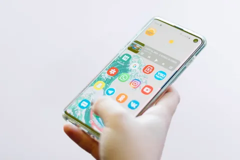 使用银色 Android 智能手机的人 使用银色 Android 智能手机的人