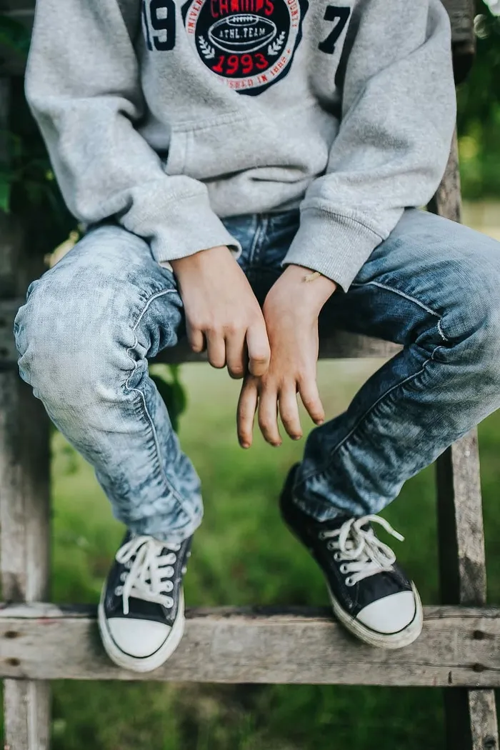 花园里的小男孩