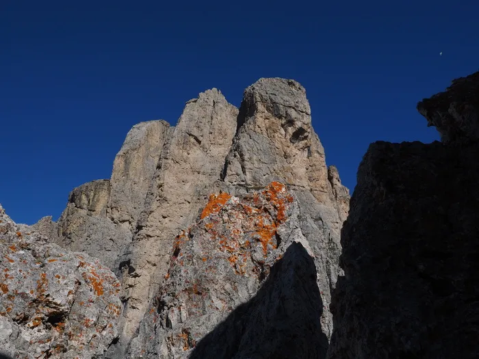 sellatuerme，sella，sella mountains，rock，rocky towers，苔藓生长，橙色，污垢