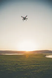 无人机在野外飞行的照片