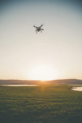 无人机在野外飞行的照片