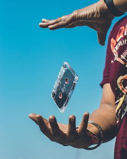 人手之间的盒式磁带