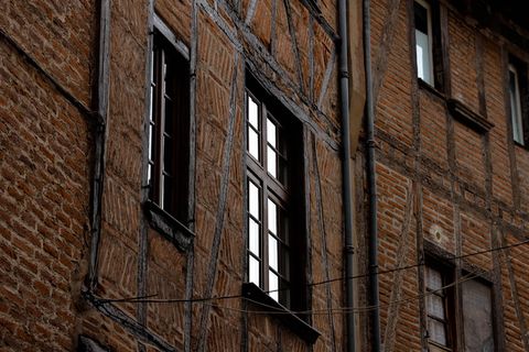 封闭式窗户，建筑上的窗户，建筑，建筑，窗户，砖，砌砖，建筑外部