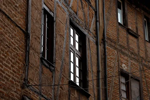 封闭式窗户，建筑上的窗户，建筑，建筑，窗户，砖，砌砖，建筑外部