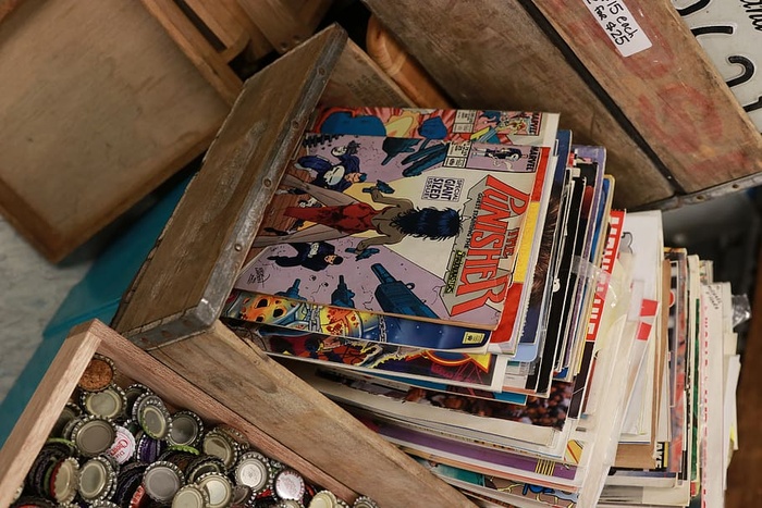 漫画书，书架，家具，商店，报摊，人，人，文本