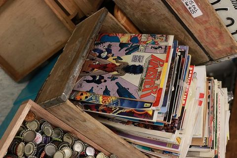 漫画书,书架,家具,商店,报摊,人,人,文本 漫画书,书架,家具,商店,报摊,人,人,文本