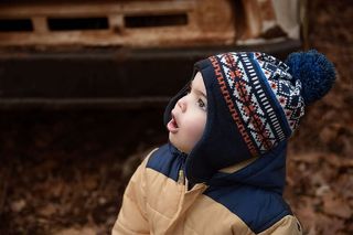 穿棕色和蓝色全拉链连帽衫的男孩