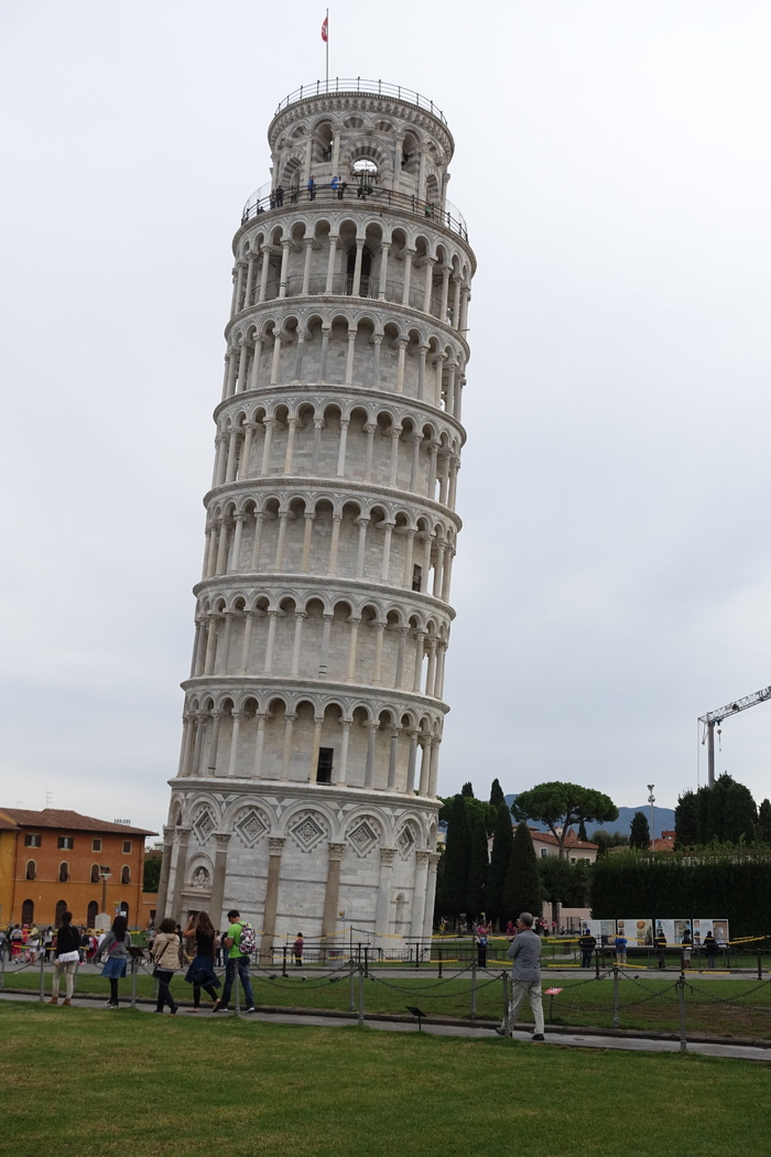 piza，tower，in italy，real people，architecture，large group of people，group of people