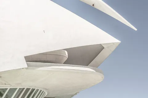 低角度摄影、白色、混凝土、建筑、结构、天空、窗户 低角度摄影、白色、混凝土、建筑、结构、天空、窗户
