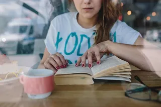 在咖啡馆看书的女人