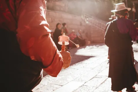 在街上行走的人