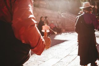 在街上行走的人