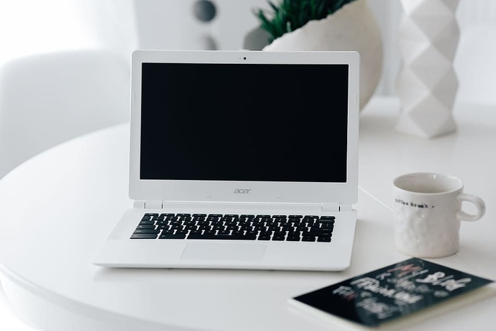 在家里桌上放着笔记本电脑的工作场所