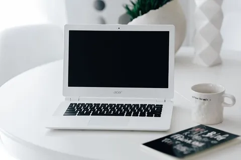 在家里桌上放着笔记本电脑的工作场所 在家里桌上放着笔记本电脑的工作场所