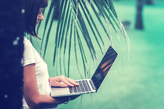 站着使用MacBook Air的女士