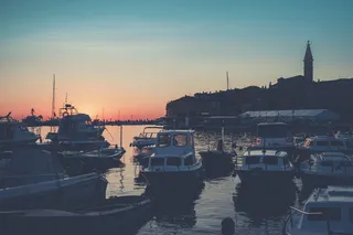 黄金时段水域上的一堆船