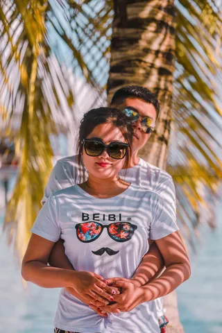 男人在椰子树附近拥抱女人