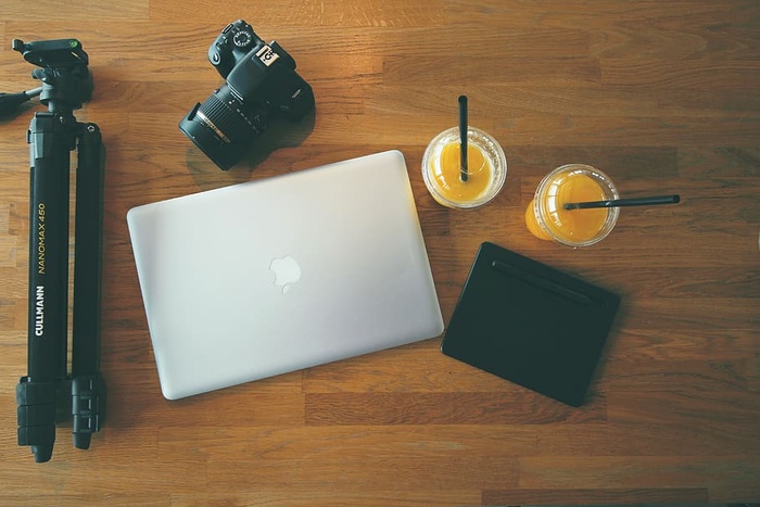 单反相机旁的灰色MacBook