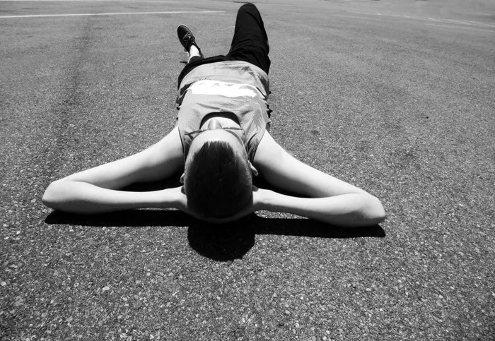 人、成人沥青、户外、道路、街道、人行道、城市、灰色