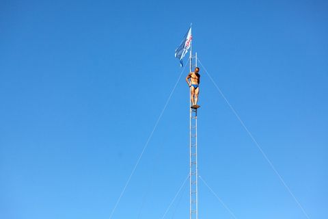 男子，站立，旗杆，高潜水员，旗杆，杆子，天空，杆子