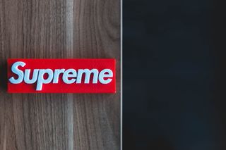 红白Supreme标志截图